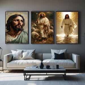 Könnte beinhalten: Drei gerahmte religiöse Kunstdrucke. Das Kunstwerk zeigt Jesus in verschiedenen Szenen: ein Porträt, als Hirte mit Schafen und beim Gehen auf dem Wasser. Die Drucke werden über einem weißen Sofa in einem Wohnzimmer präsentiert.