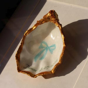 Regalo de nacimiento personalizado en concha de ostra, concha de ostra dorada enmarcada con nombre y fecha, regalo de lujo para recién nacidos, recuerdo único para bebés.