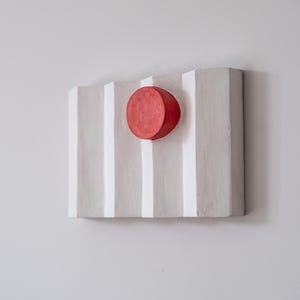 Botão Vermelho – Escultura de parede minimalista em papelão, Arte de parede geométrica vermelha e branca, Relevo acrílico moderno por Olshbau
