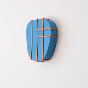 OB Face – Escultura de Parede Abstrata Giratória | Arte em Papelão Azul e Laranja | Decoração Suprematista Feita à Mão por Olshbau