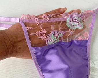 Tanga de satén lavanda para hombre / Tanga de encaje floral bordado para él bragas transparentes sexys / Lencería de lujo / Ropa de dormir para travestismo / Regalo para él