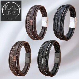 Puede incluir: Cuatro pulseras de cuero de m&uacute;ltiples hebras en tonos marr&oacute;n y negro. Cada pulsera presenta una hebra trenzada y un cierre magn&eacute;tico. La pulsera superior izquierda tiene el texto "MONZA LINKS MODERN JEWELLERY" en un logotipo circular.