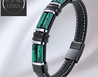 Groene malachiet armband in leerstijl, zwarte band met witte stiksels, zwarte magnetische sluiting.