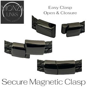 Puede incluir: Primer plano de una pulsera trenzada negra con un cierre magn&eacute;tico seguro. El cierre se muestra abierto y cerrado, destacando su f&aacute;cil apertura y cierre. El logotipo de la marca es visible, y el texto "Secure Magnetic Clasp" se muestra en la parte inferior.
