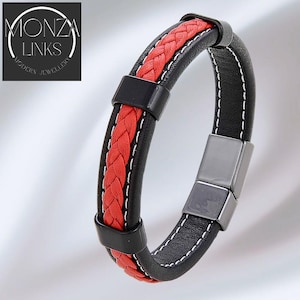 Könnte beinhalten: Schwarzes Lederarmband mit rotem geflochtenem Mittelteil und weißen Nähten. Das Armband hat einen Magnetverschluss und das Logo "MONZA LINKS MODERN JEWELLERY".