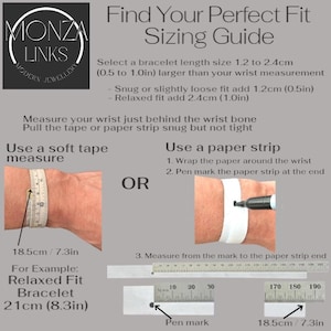 Puede incluir: Gu&iacute;a de tallas de pulseras de Monza Links. Muestra c&oacute;mo medir la mu&ntilde;eca con una cinta m&eacute;trica o una tira de papel. Las medidas se dan en cm y pulgadas. La gu&iacute;a sugiere a&ntilde;adir 1,2 a 2,4 cm a la medida de la mu&ntilde;eca.