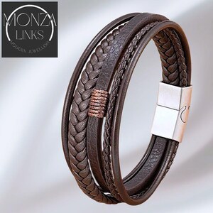 Puede incluir: Pulsera de cuero marr&oacute;n con m&uacute;ltiples hebras, incluyendo una secci&oacute;n trenzada. Tiene un cierre magn&eacute;tico plateado y un acento cobrizo. Con el texto "MONZA LINKS MODERN JEWELLERY".