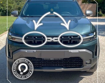 Puede incluir: Vista frontal de un SUV verde oscuro con una parrilla negra que presenta dos secciones rectangulares resaltadas por flechas y círculos blancos. El vehículo muestra el logotipo de boblab en la esquina superior izquierda y un emblema circular.