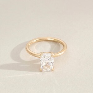 Avlång kuddslipad diamantring i labbodlad form, förlovningsring i 14 karat guld med dold halo och solitaire, minimalistisk brudring