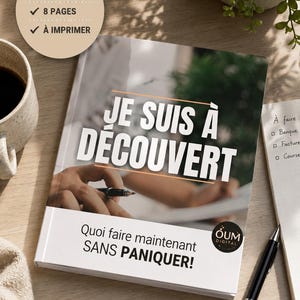 May include: A white book titled "JE SUIS À DÉCOUVERT" with the text "Quoi faire maintenant SANS PANIQUER!". The book has a photo of a person writing. A coffee cup, pen, and notepad are also visible.