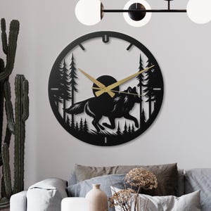 Orologio da parete in metallo raffigurante un lupo, silhouette di una foresta, decorazione rustica per baite, regalo per gli amanti della fauna selvatica, orologio silenzioso con luna, arazzo da parete con pino naturale