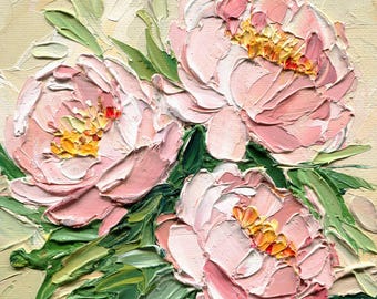 Pintura al óleo de peonías sonrojadas: arte floral con textura de empaste, flores de color rosa suave sobre fondo beige, obra de arte al óleo original.