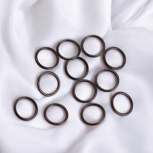 Piercing al setto, anello a segmenti con clicker nero, orecchino a cartilagine nera, piercing al naso, orecchino a conchiglia con elica e daith