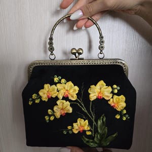 Handmade Velvet Evening Bag: Retro Embroidered Clutch