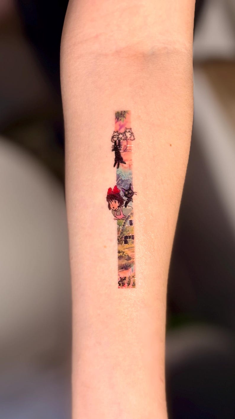 K&ouml;nnte beinhalten: Ein farbenfrohes Tattoo einer jungen Frau mit einer roten Schleife im Haar und einer schwarzen Katze, vor einem Hintergrund aus Landschaft und Blumen.