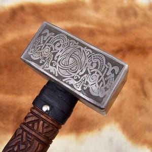 Handmade Viking War Hammer – Norse Mjölnir Replica – Engraved Steel Hammer with Carved Wooden Handle – Mythology-Inspired Collectible