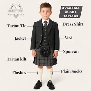 Könnte beinhalten: Ein junger Mensch in traditioneller schottischer Kleidung, darunter eine dunkelgraue Jacke, Weste und Tartan-Kilt. Das Ensemble umfasst eine passende Tartan-Krawatte, Sporran und schlichte Socken. Der Text "Available in 50+ Tartans" ist enthalten.