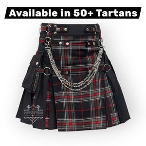 Pode incluir: Um kilt xadrez preto e vermelho com corrente prateada e detalhes pretos. O kilt apresenta um bolso, ferragens metálicas e o texto "Available in 50+ Tartans". Uma peça de vestuário tradicional com um toque moderno.
