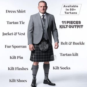 Könnte beinhalten: Ein Mann in einem grauen Anzug, Weste und Schottenkilt. Der Kilt ist schwarz-grau kariert. Das Outfit umfasst eine Pelz-Sporran, Kiltnadel, Kilt-Flashes, Kilt-Schuhe, Kilt-Socken und eine Tartan-Krawatte. Der Text sagt "11-teiliges Kilt-Outfit".