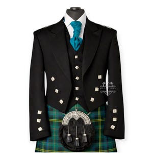 Puede incluir: Un atuendo escocés formal con una chaqueta negra, chaleco y kilt. La chaqueta tiene botones plateados en forma de diamante y una corbata turquesa. El kilt es de cuadros verdes y azules, y un sporran negro cuelga de la cintura. El atuendo se muestra en un maniquí.
