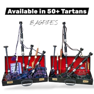 Puede incluir: Dos gaitas en estuches negros con interiores rojos. Los estuches están abiertos, mostrando los instrumentos y accesorios. El texto "Available in 50+ Tartans" y "BAGPIPES" está en la parte superior.
