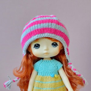 Gestreifte Strickmütze mit Ohrenklappen für Monst und Holala Puppen Wintermütze mit Zöpfen handgemachte Mütze für Sammler Blythe Middie Puppen