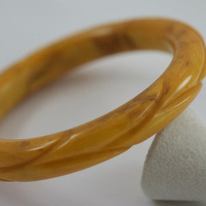 Vintage Mottled Pumpkin Carved Bakelite Bangle Bracelet  .....2216