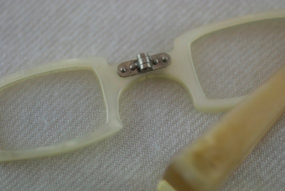 Vintage Lucite Mottled Mother of Pearl Creamy Ivo… - image 5