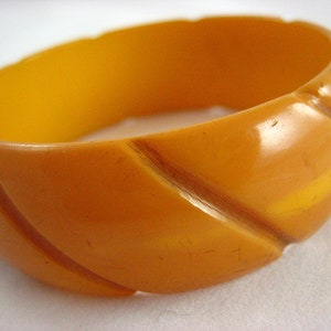 Vintage Pumpkin Carved Bakelite 1940's Bangle Bracelet .....2276