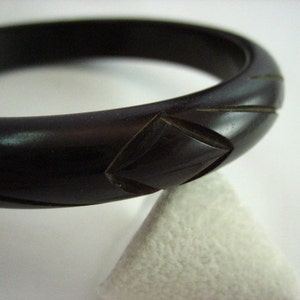 Vintage Chocolate Brown Bakelite Carved Bangle Bracelet .....2476 image 2