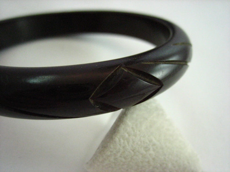 Vintage Chocolate Brown Bakelite Carved Bangle Bracelet .....2476 image 2