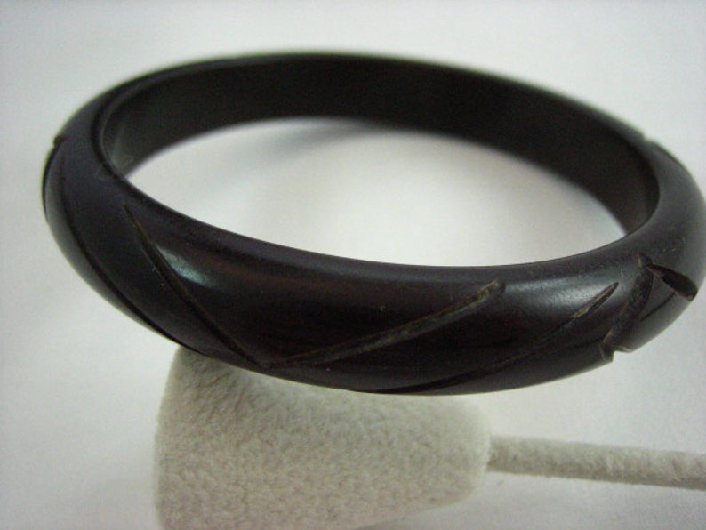 Vintage Chocolate Brown Bakelite Carved Bangle Bracelet .....2476 image 1