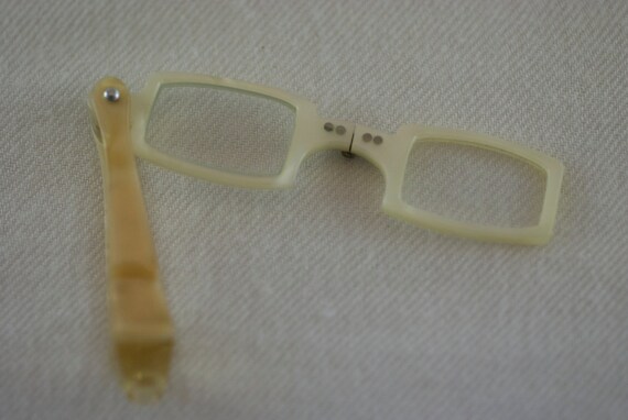 Vintage Lucite Mottled Mother of Pearl Creamy Ivo… - image 1