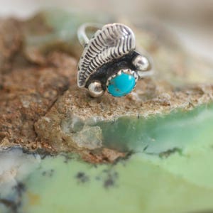 Vintage Navajo Style Dainty Draping Leaf Sterling Silver Turquoise Ring US 4  ......6387