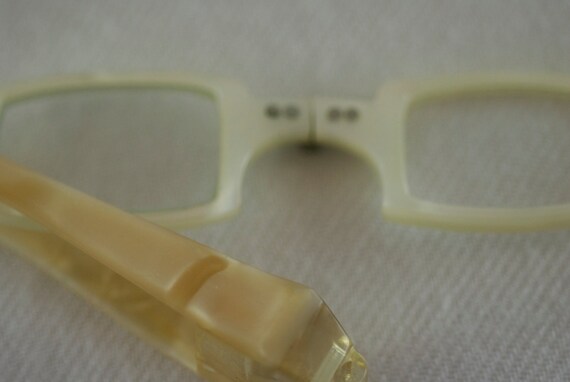 Vintage Lucite Mottled Mother of Pearl Creamy Ivo… - image 4