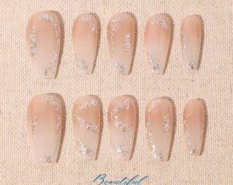 Uñas postizas ombré pintadas a mano: diseño de uñas plateado