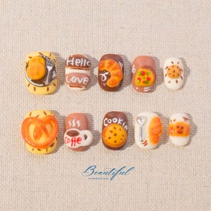 Uñas con temática de desayuno / Uñas prensadas para brunch / Uñas cortas de gel 3D / Uñas prensadas reutilizables / Uñas personalizadas con pan de lejía, croissants y galletas
