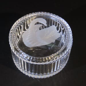 Kristall Schmuckschatulle, Cristal d&#39;Arques, Schmuckschatulle aus Glas mit geschliffenem Glasmotiv von Schwan, Frankreich.