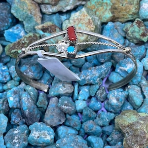 58 x 42 mm Handgefertigter Vintage Navajo Style Türkis und Rote Koralle Sterling Silber Armreif