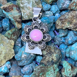 1.25 Inch Length Handmade Round Pink Conch Shell Flower Navajo Style Sterling Silver Pendant