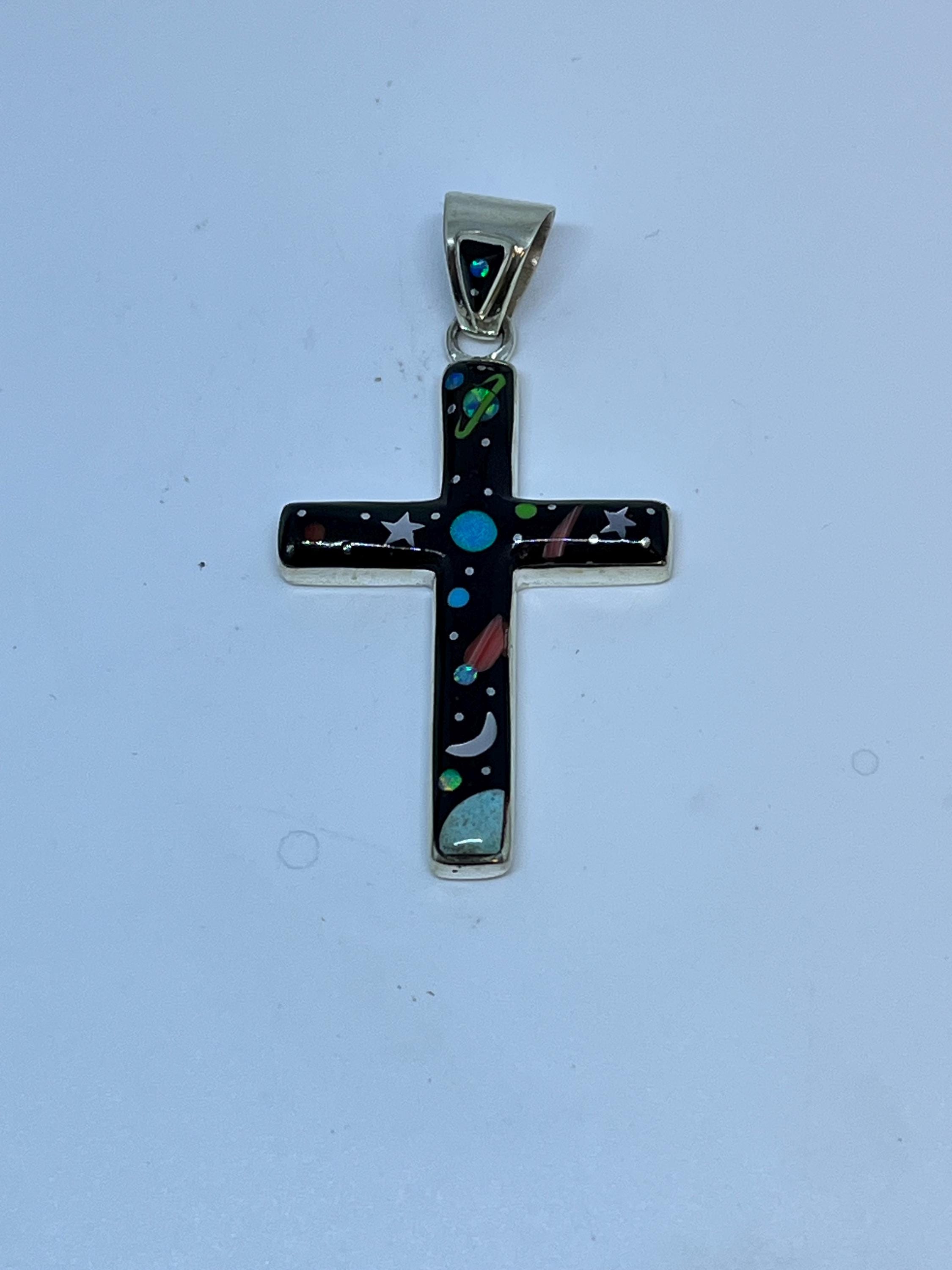Colgante de plata de ley de 2 pulgadas de largo hecho a mano con incrustaciones de piedras multicolores, galaxia, cielo nocturno, planeta y cruz.