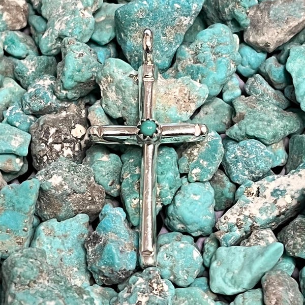 Collar con colgante de cruz turquesa redonda de plata de ley de 1,5 pulgadas de largo hecho a mano