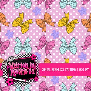 Puede incluir: Patrón digital sin costuras con lazos en tonos amarillo, naranja, rosa y azul, y flores moradas, sobre un fondo rosa de lunares. El texto "Written in Reverie Co." se muestra sobre un fondo negro con un borde a cuadros.