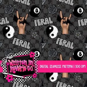 Op de afbeelding: Digitaal naadloos patroon met een grunge esthetiek. Het patroon bevat zwart-witte yin-yang symbolen, achtballen, rozen en een hand die een rock and roll gebaar maakt. Het woord "FERAL" wordt herhaald in het hele ontwerp.
