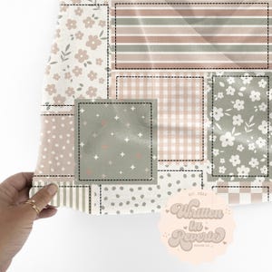 K&ouml;nnte beinhalten: Patchwork-Stoff mit verschiedenen Mustern, darunter Blumen-, Streifen-, Vichy- und Punktmuster in sanften Pastellfarben. Der Stoff weist eine Mischung aus Rosa-, Gr&uuml;n- und Wei&szlig;t&ouml;nen auf und erzeugt eine gem&uuml;tliche und skurrile &Auml;sthetik. Das Design beinhaltet ein Quadrat mit Sternen.