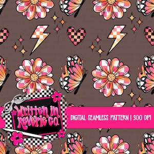Puede incluir: Un patrón digital sin costuras con elementos repetidos de flores rosas y naranjas, mariposas, rayos, corazones y estrellas sobre un fondo marrón. El patrón incluye el texto "Written in Reverie Co." y "DIGITAL SEAMLESS PATTERN | 300 DPI".