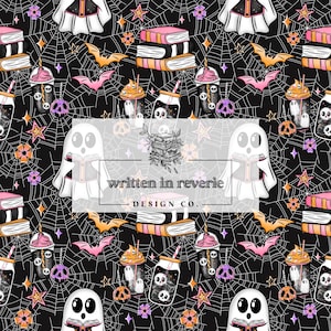 Op de afbeelding: Een Halloween-thema patroon met geesten, vleermuizen, boeken en drankjes op een zwarte achtergrond met spinnenwebben. Het ontwerp bevat de tekst "written in reverie DESIGN CO." in een witte rechthoek.