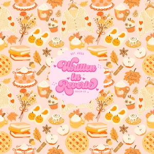Peut inclure: Motif répété avec des illustrations sur le thème de l'automne sur fond rose clair. Le motif comprend des citrouilles, des pâtisseries, des livres, des fleurs et un pull. Le texte "Written in Reverie" est au centre.