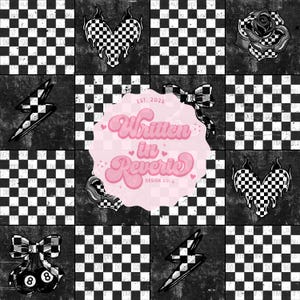 Könnte beinhalten: Digitales Design mit Schachbrettmuster und verschiedenen Grafiken. Enthält ein schmelzendes Herz, eine Rose, einen Blitz, eine Schleife und den Text "Written in Reverie Design Co." in Rosa.