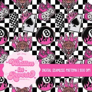 Pode incluir: Padrão digital sem costura com um design repetido de uma cabeça de leopardo rugindo, dados, uma bola oito, um raio e uma carta de baralho em um fundo quadriculado em preto e branco. O design inclui chamas rosa e o texto "Written in Reverie".